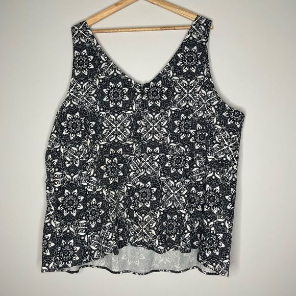Torrid Abstract Tank - Picture 4 of 5